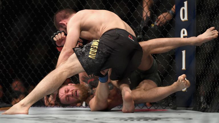 Nếu Conor McGregor lên phố choảng nhau với Khabib, chuyện gì xảy ra?